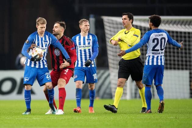 171207 Hertha Berlins Mitchell Weiser haller bollen medan Östersunds Sotirios Papagiannopoulus försöker ta den under fotbollsmatchen i Europa League mellan Hertha Berlin och Östersund den 7 december 2017 i Berlin. Copyright: PETTERxARVIDSON BB171207PA140