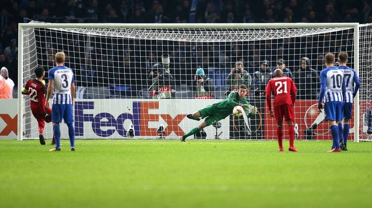 Berlin, Olympiastadion Berlin, Europa League, Hertha BSC gegen Östersunds FK Bild: Keeper Jonathan Klinsmann hält den Strafstoß Fußball - Europa League - Hertha BSC - Östersunds FK