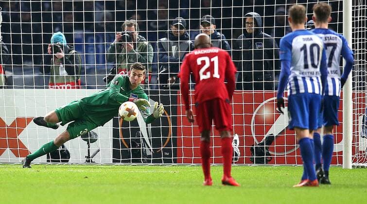 Berlin, Olympiastadion Berlin, Europa League, Hertha BSC gegen Östersunds FK Bild: Keeper Jonathan Klinsmann hält den Strafstoß Fußball - Europa League - Hertha BSC - Östersunds FK