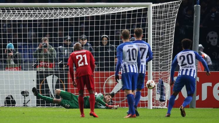 Berlin, Olympiastadion Berlin, Europa League, Hertha BSC gegen Östersunds FK Bild: Keeper Jonathan Klinsmann hält den Strafstoß Fußball - Europa League - Hertha BSC - Östersunds FK