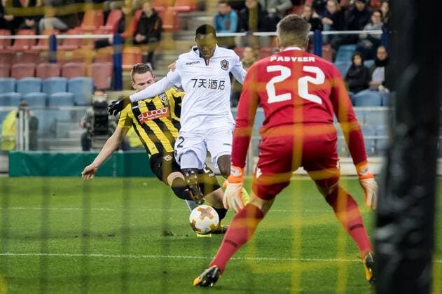 (L-R) Thomas Oude Kotte of Vitesse, Arnaud Lusamba of OGC Nice, goalkeeper Remko Pasveer of Vitesse no penalty during the UEFA Europa League group K match between Vitesse Arnhem and OGC Nice at Gelredome on December 07, 2017 in Arnhem, The Netherlands UEFA Europa League 2017 2018 xVIxVIxImagesx xRonaldxBonestrooxIVx 9510391