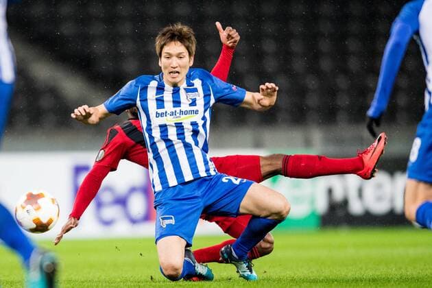 171207 Hertha Berlins Genki Haraguchi faller i kamp med Östersunds Fouad Bachirou under fotbollsmatchen i Europa League mellan Hertha Berlin och Östersund den 7 december 2017 i Berlin. Copyright: PETTERxARVIDSON BB171207PA170