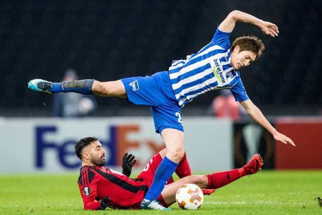 171207 Hertha Berlins Genki Haraguchi faller i kamp med Östersunds Saman Ghoddos under fotbollsmatchen i Europa League mellan Hertha Berlin och Östersund den 7 december 2017 i Berlin. Copyright: PETTERxARVIDSON BB171207PA179