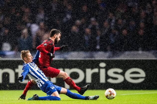171207 Östersunds Brwa Nouri och Hertha Berlins Peter Pekarik under fotbollsmatchen i Europa League mellan Hertha Berlin och Östersund den 7 december 2017 i Berlin. Copyright: PETTERxARVIDSON BB171207PA181