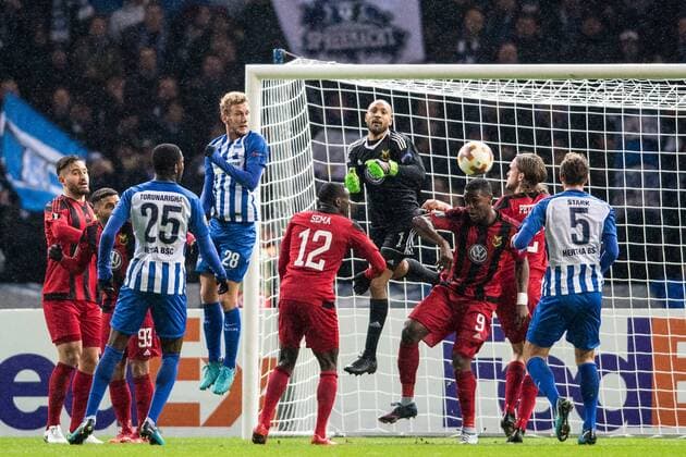 171207 Östersunds malvakt Aly Keita och Salisu Abdullahi Gero mot Hertha Berlins Fabian Lustenberger under fotbollsmatchen i Europa League mellan Hertha Berlin och Östersund den 7 december 2017 i Berlin. Copyright: PETTERxARVIDSON BB171207PA182