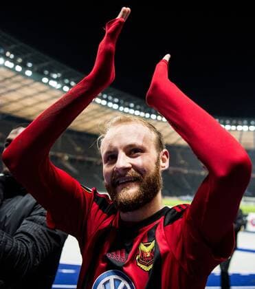 171207 Östersunds Curtis Edwards tackar publiken efter fotbollsmatchen i Europa League mellan Hertha Berlin och Östersund den 7 december 2017 i Berlin. Copyright: PETTERxARVIDSON BB171207PA212