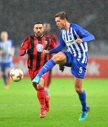 Niklas Stark (Hertha BC), am Ball hinten Gabriel Somi (Östersund) Hertha BSC Berlin - Östersunds FK Europa League, Gruppenphase, Rückspiel, Fußball, Fussball, soccer, Herren, Männer, Maenner, Deutschland, Germany Berlin, 7.12.2017, Olympiastadion