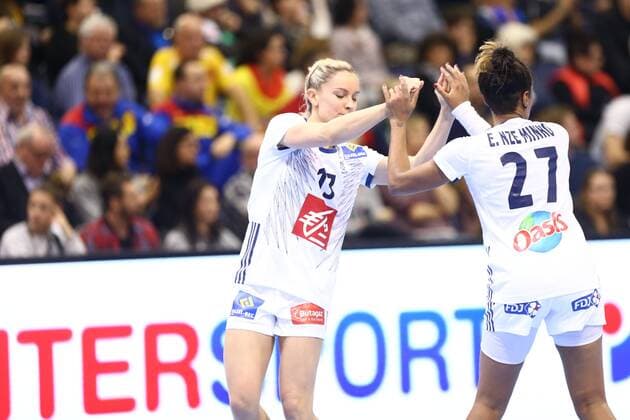 Manon Houette (Frankreich) und Estelle Nze Minko (Frankreich) jubeln, Spanien vs Frankreich, IHF Frauen Handball Weltmeisterschaft, 07.12.2017, Fotograf Neis Eibner Trier Copyright: xEibner-Pressefoto AlexanderxNeisx EP_ANS