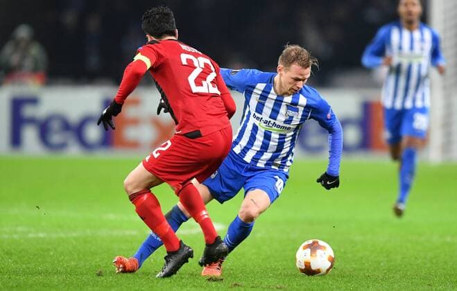 Ondrej Duda (Hertha BSC), am Ball, vorne Brwa Nouri (Östersund) Hertha BSC Berlin - Östersunds FK Europa League, Gruppenphase, Rückspiel, Fußball, Fussball, soccer, Herren, Männer, Maenner, Deutschland, Germany Berlin, 7.12.2017, Olympiastadion