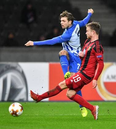 Alexander Esswein (Hertha BSC), beim Schuss, vorne Dennis Widgren (Östersund) Hertha BSC Berlin - Östersunds FK Europa League, Gruppenphase, Rückspiel, Fußball, Fussball, soccer, Herren, Männer, Maenner, Deutschland, Germany Berlin, 7.12.2017, Olympiastadion