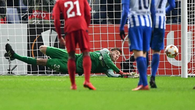 Jonathan Klinsmann (Torwart Hertha BSC), hält den Elfmeter Hertha BSC Berlin - Östersunds FK Europa League, Gruppenphase, Rückspiel, Fußball, Fussball, soccer, Herren, Männer, Maenner, Deutschland, Germany Berlin, 7.12.2017, Olympiastadion