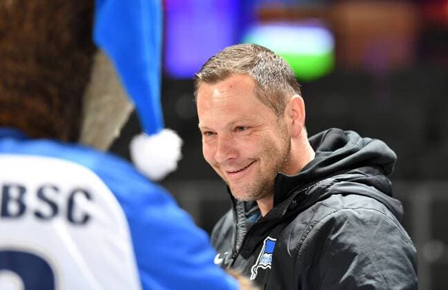Pal Dardai (Trainer Hertha BSC), entspannt vor dem Spiel Hertha BSC Berlin - Östersunds FK Europa League, Gruppenphase, Rückspiel, Fußball, Fussball, soccer, Herren, Männer, Maenner, Deutschland, Germany Berlin, 7.12.2017, Olympiastadion