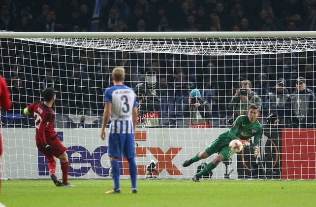 GER, Europa League, Hertha BSC VS. astersund FK 07.12.2017, OLympiastadion, Berlin, GER, Europa League, Hertha BSC VS. astersund FK, im Bild 11m gehalten von Jonathan Klinsmann (Hertha BSC Berlin 33), Brwa Nouri (Ostersund 22)