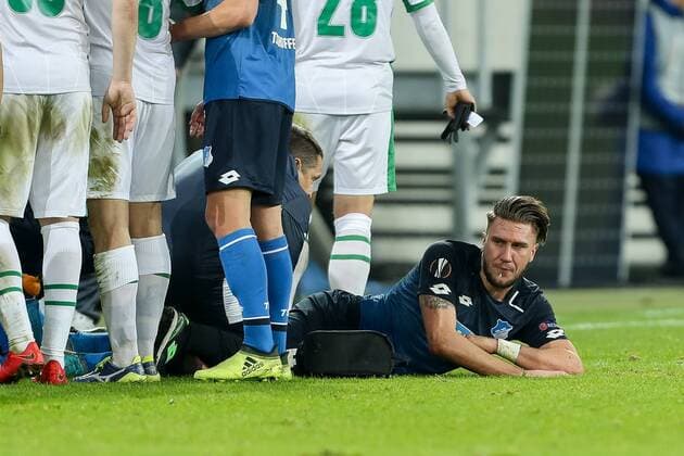 Sinsheim, Deutschland 07.12.2017, UEFA Europa League - 2017 18 Season, Gruppenphase - Gruppe C - 6. Spieltag, TSG 1899 Hoffenheim - PFC Ludogorets 1945 , Ermin Bicakcic (TSG) am Boden ( DeFodi507