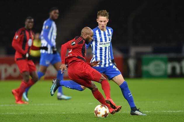 Fussball, Herren, Saison 2017 2018, UEFA Europa League (Gruppe J, 6. Spieltag) in Berlin, Hertha BSC - Östersunds FK, Fouad Bachirou (Nr. 21, Östersunds FK), Palko Dardai (Nr. 32, Hertha BSC), 07.12.17, Copyright: xMichaelxHundtx xMatthiasxKochx