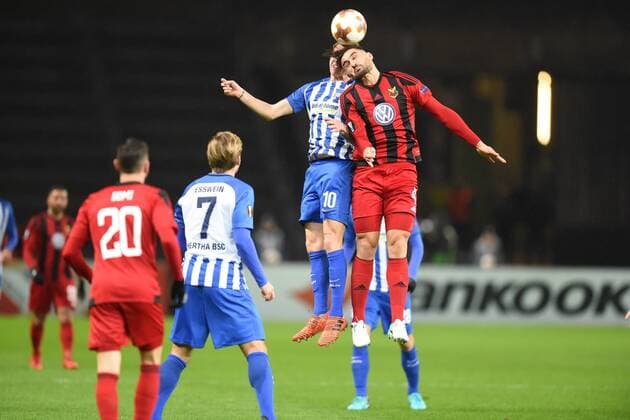 Fussball, Herren, Saison 2017 2018, UEFA Europa League (Gruppe J, 6. Spieltag) in Berlin, Hertha BSC - Östersunds FK, o20, Alexander Esswein (Nr. 7, Hertha BSC), Ondrej Duda (Nr. 10, Hertha BSC), Sotiris Papagiannopoulos (Nr. 4, Östersunds FK), 07.12.17, Copyright: xMichaelxHundtx xMatthiasxKochx