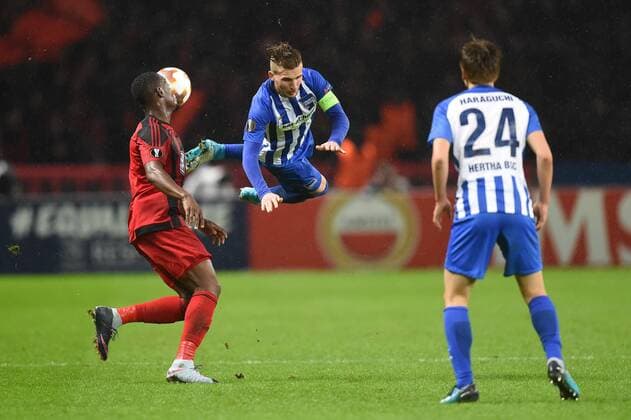 Fussball, Herren, Saison 2017 2018, UEFA Europa League (Gruppe J, 6. Spieltag) in Berlin, Hertha BSC - Östersunds FK, Alhaji Gero (Nr. 9, Östersunds FK), Peter Pekarik (Nr. 2, Hertha BSC), Genki Haraguchi (Nr. 24, Hertha BSC), 07.12.17, Copyright: xMichaelxHundtx xMatthiasxKochx