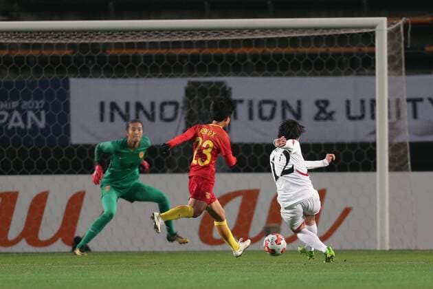 Fußball, Damen, Nordkorea - China (171208) -- CHIBA, Dec. 8, 2017 -- Kim Yun Mi (1st R) of the Democratic People s Republic of Korea (DPRK) shoots the ball during the women s football match between the DPRK and China at the EAFF E-1 football championship in Chiba, Japan, Dec. 8, 2017. China lost 0-2. ) (SP)JAPAN-CHIBA-FOOTBALL-EAFF-EAST ASIA CUP MaxCaoran 