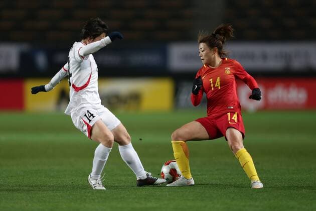 Fußball, Damen, Nordkorea - China (171208) -- CHIBA, Dec. 8, 2017 -- Ri Hyang Sim (L) of the Democratic People s Republic of Korea (DPRK) vies with Xu Yanlu of China during the women s football match between the DPRK and China at the EAFF E-1 football championship in Chiba, Japan, Dec. 8, 2017. China lost 0-2. ) (SP)JAPAN-CHIBA-FOOTBALL-EAFF-EAST ASIA CUP MaxCaoran 
