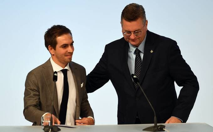 08.12.2017, xjhx, Fussball Außerordentlicher DFB-Bundestag 2017, emspor v.l. Ehrenspielfuehrer Philipp Lahm ehrung Em Botschafter, DFB Praesident Reinhard Grindel (Deutscher Fussball-Bund) Frankfurt am Main