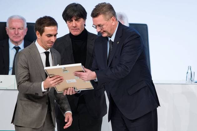 08.12.2017, xfux, Fussball Außerordentlicher DFB-Bundestag 2017, emspor v.l. Former German national player Philipp Lahm is awarded as German national team Nationalteam honorary team captain by DFB President Reinhard Grindel (R) and German national team head coach Joachim Loew (C) during the Extraordinary DFB Bundestag at Messe Frankfurt on December 8, 2017 in Frankfurt am Main, Germany. Frankfurt am Main