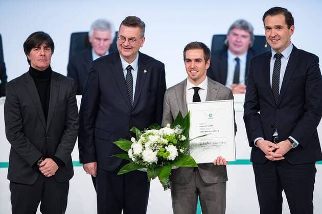 08.12.2017, xfux, Fussball Außerordentlicher DFB-Bundestag 2017, emspor v.l. Former German national player Philipp Lahm is awarded as German national team Nationalteam honorary team captain by DFB President Reinhard Grindel (2L), German national team head coach Joachim Loew (L) and DFB General Secretary Dr. Friedrich Curtius (R) during the Extraordinary DFB Bundestag at Messe Frankfurt on December 8, 2017 in Frankfurt am Main, Germany. Frankfurt am Main