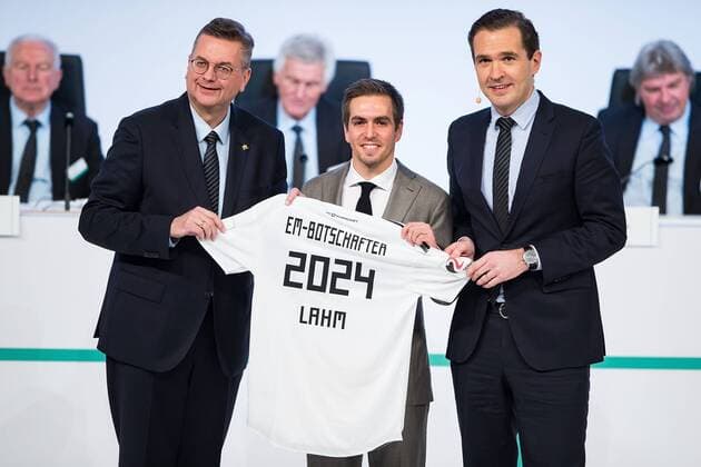 08.12.2017, xfux, Fussball Außerordentlicher DFB-Bundestag 2017, emspor v.l. Former German national player Philipp Lahm is unveiled as ambassador of the German UEFA EURO EM Europameisterschaft Fussball 2024 campaign by DFB President Reinhard Grindel (L) and DFB General Secretary Dr. Friedrich Curtius (R) during the Extraordinary DFB Bundestag at Messe Frankfurt on December 8, 2017 in Frankfurt am Main, Germany. Frankfurt am Main