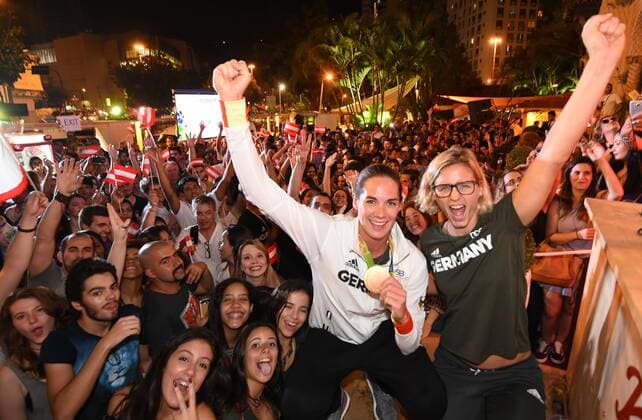 Gold Med. Gewinnerinnen Beach volleyball Beachvolleyball Kira Walkenhorst und Laura Ludwig (D) Party im ? Haus Oesterreichhaus , Rio de Janeiro Brasil Brasilien Botafogo