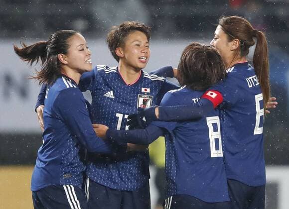 Fußball, Damen, Japan - Südkorea Japan s women beat S. Korea at East Asian tournament Mina Tanaka (2nd from L) is congratulated by teammates after scoring in the first half of Japan s 3-2 win against South Korea in the women s E-1 Football Championship on Dec. 8, 2017, in Chiba, Japan. 