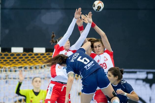 Handball, WM Damen, Argentinien - Polen 2017.12.08 Bietigheim-Bissingen Pilka reczna Mistrzostwa Swiata w pilce recznej kobiet Argentyna - Polska N z Monika Kobylinska of Poland and Kinga Achruk of Poland block a shot from Manuela Pizzo of Argentina Foto Lukasz Laskowski PressFocus NEWSPIX.PL 2017.12.08 Bietigheim-Bissingen IHF Women s Handball World Championship WM Weltmeisterschaft Argentina v Poland Monika Kobylinska of Poland and Kinga Achruk of Poland block a shot from Manuela Pizzo of Argentina Credit: Lukasz Laskowski PressFocus --- Newspix.pl  20171208_LUK_018