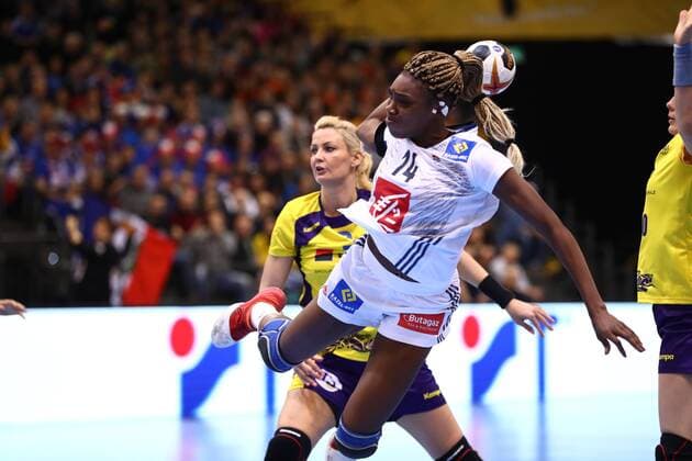 Kalidiatou Niakate (Frankreich) beim Wurf, Frankreich vs Rumaenien, IHF Frauen Handball Weltmeisterschaft, 08.12.2017, Fotograf Neis Eibner Trier Copyright: xNeisx Eibner-Pressefotox EP_ans