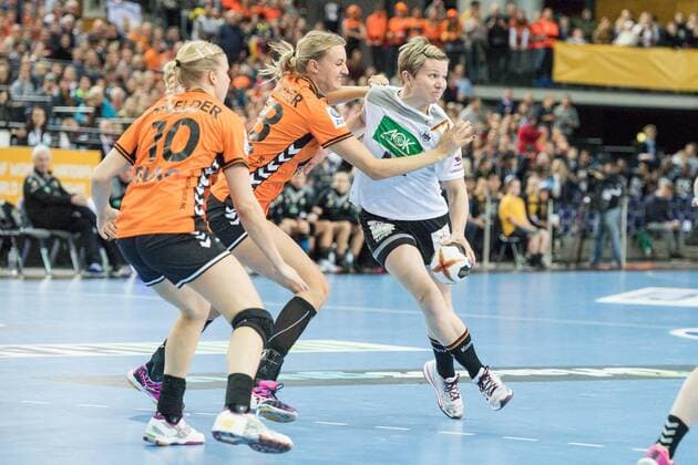 GER, IHF WM 2017, Deutschland (GER) vs. Niederlande (NLD) 08.12.2017, Arena, Leipzig, GER, IHF WM 2017, Deutschland (GER) vs. Niederlande (NLD), im Bild Friederike Gubernatis ( 42, Deutschland), Kelly Dulfer ( 18, Niederlande), Danick Snelder ( 10, Niederlande),