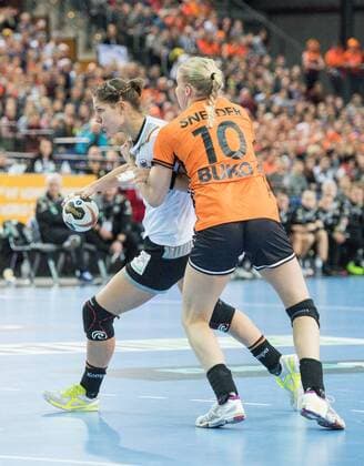 GER, IHF WM 2017, Deutschland (GER) vs. Niederlande (NLD) 08.12.2017, Arena, Leipzig, GER, IHF WM 2017, Deutschland (GER) vs. Niederlande (NLD), im Bild Xenia Smits ( 11, Deutschland), Danick Snelder ( 10, Niederlande),