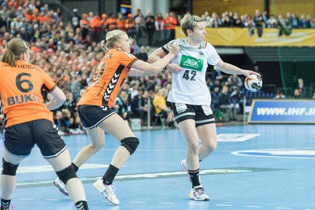 GER, IHF WM 2017, Deutschland (GER) vs. Niederlande (NLD) 08.12.2017, Arena, Leipzig, GER, IHF WM 2017, Deutschland (GER) vs. Niederlande (NLD), im Bild Friederike Gubernatis ( 42, Deutschland), Danick Snelder ( 10, Niederlande),