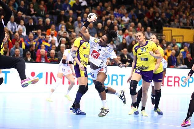 Laurisa Landre (Frankreich) beim Wurf, Frankreich vs Rumaenien, IHF Frauen Handball Weltmeisterschaft, 08.12.2017, Fotograf Neis Eibner Trier Copyright: xNeisx Eibner-Pressefotox EP_ans