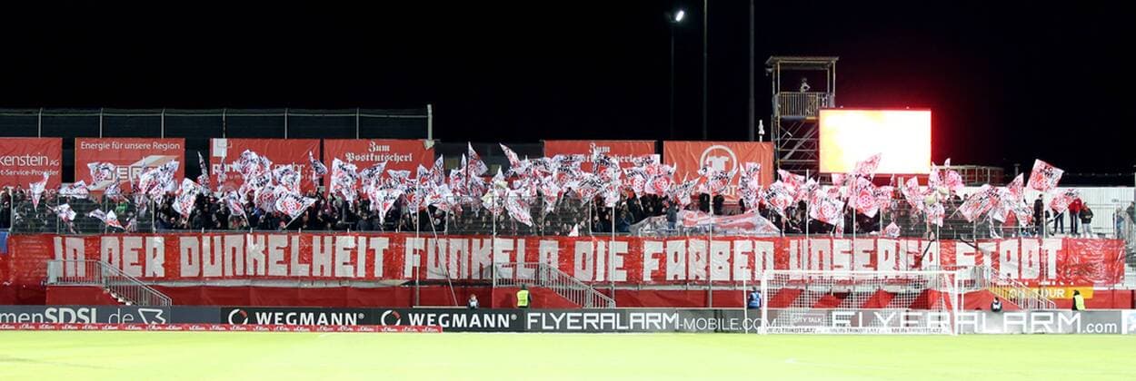 Fußball, Stadiongeschichte Würzburger Kickers Deutschland, Würzburg, Flyeralarm Arena, 08.12.2017, Fussball - 3. Liga - Wuerzburger Kickers - Rot-Weiß Erfurt Bild: Choreo der Erfurter Fans In der Dunkelheit funkeln die Farben unserer Stadt Copyright: HMBxMedia xHeikoxBecker