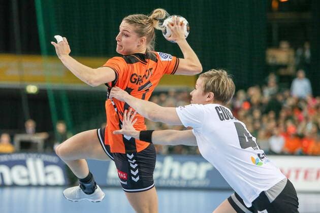 Deutschland - Niederlande Handball Frauen WM Leipzig, 08.12.2017, Arena Leipzig, Weltmeisterschaft 2017, Handball Frauen Vorrunde Gruppe D. , Deutschland ( GER) vs Niederlande ( NED) , Im Bild v.l.: Nycke GROOT (17, Niederlande) und Friederike Gubernatis (42, Deutschland) ,