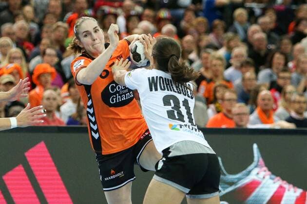 Deutschland - Niederlande Handball Frauen WM Leipzig, 08.12.2017, Arena Leipzig, Weltmeisterschaft 2017, Handball Frauen Vorrunde Gruppe D. , Deutschland ( GER) vs Niederlande ( NED) , Im Bild v.l.: Laura van der HEIJDEN (6, Niederlande) und Kerstin Wohlbold (31, Deutschland) ,