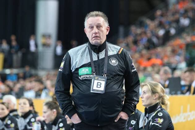 Deutschland - Niederlande Handball Frauen WM Leipzig, 08.12.2017, Arena Leipzig, Weltmeisterschaft 2017, Handball Frauen Vorrunde Gruppe D. , Deutschland ( GER) vs Niederlande ( NED) , Im Bild v.l.: Bundestrainer Michael Biegler (Deutschland) ,
