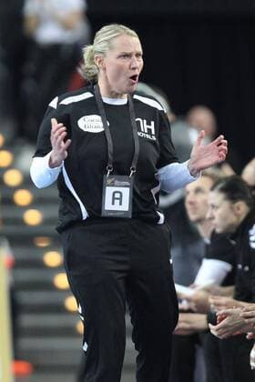 Deutschland - Niederlande Handball Frauen WM Leipzig, 08.12.2017, Arena Leipzig, Weltmeisterschaft 2017, Handball Frauen Vorrunde Gruppe D. , Deutschland ( GER) vs Niederlande ( NED) , Im Bild v.l.:Trainer Helle THOMSEN (Niederlande) ,