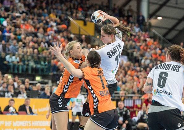 GER, IHF WM 2017, Deutschland (GER) vs. Niederlande (NLD) 08.12.2017, Arena, Leipzig, GER, IHF WM 2017, Deutschland (GER) vs. Niederlande (NLD), im Bild Xenia Smits ( 11, Deutschland), Yvette Broch ( 13, Niederlande),