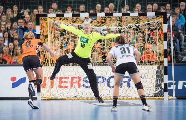 GER, IHF WM 2017, Deutschland (GER) vs. Niederlande (NLD) 08.12.2017, Arena, Leipzig, GER, IHF WM 2017, Deutschland (GER) vs. Niederlande (NLD), im Bild Clara Woltering ( 16, Deutschland), Lois Abbingh ( 8, Niederlande),