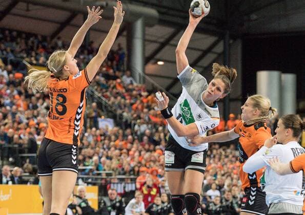 GER, IHF WM 2017, Deutschland (GER) vs. Niederlande (NLD) 08.12.2017, Arena, Leipzig, GER, IHF WM 2017, Deutschland (GER) vs. Niederlande (NLD), im Bild Xenia Smits ( 11, Deutschland), Kelly Dulfer ( 18, Niederlande),