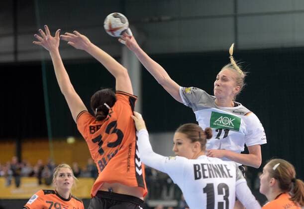 Bilder des Tages - SPORT Nadja Mansson (GER 21) beim Wurf beim Spiel Deutschland (GER) vs Niederlande (NED), Handball, Frauen, Vorrunde IHF Weltmeisterschaft, Leipzig, 08.12.2017 Leipzig Copyright: xModlax Eibner-Pressefotox EP_cma