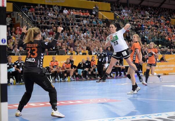 Svenja Huber (GER 23) beim Wurf gegen Tess Wester (NED 33) beim Spiel Deutschland (GER) vs Niederlande (NED), Handball, Frauen, Vorrunde IHF Weltmeisterschaft, Leipzig, 08.12.2017 Leipzig Copyright: xModlax Eibner-Pressefotox EP_cma