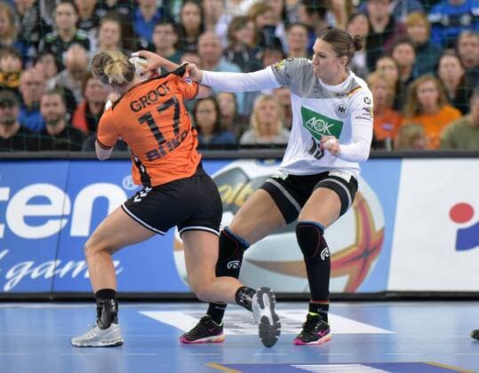 Julia Behnke (GER 13) gegen Nycke (Cornelia) Groot (NED 17) beim Spiel Deutschland (GER) vs Niederlande (NED), Handball, Frauen, Vorrunde IHF Weltmeisterschaft, Leipzig, 08.12.2017 Leipzig Copyright: xModlax Eibner-Pressefotox EP_cma