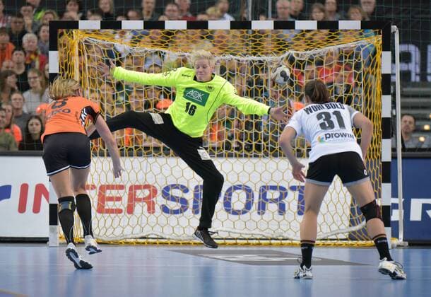 Lois Abbingh (NED 8) beim Siebenmeter gegen Torfrau Clara Woltering beim Spiel Deutschland (GER) vs Niederlande (NED), Handball, Frauen, Vorrunde IHF Weltmeisterschaft, Leipzig, 08.12.2017 Leipzig Copyright: xModlax Eibner-Pressefotox EP_cma