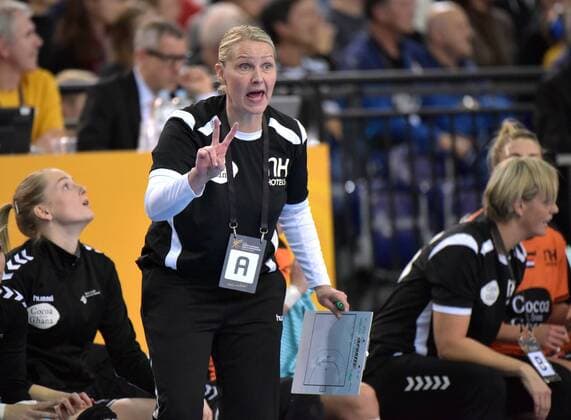 Helle Thomsen (NED Trainer) beim Spiel Deutschland (GER) vs Niederlande (NED), Handball, Frauen, Vorrunde IHF Weltmeisterschaft, Leipzig, 08.12.2017 Leipzig Copyright: xModlax Eibner-Pressefotox EP_cma
