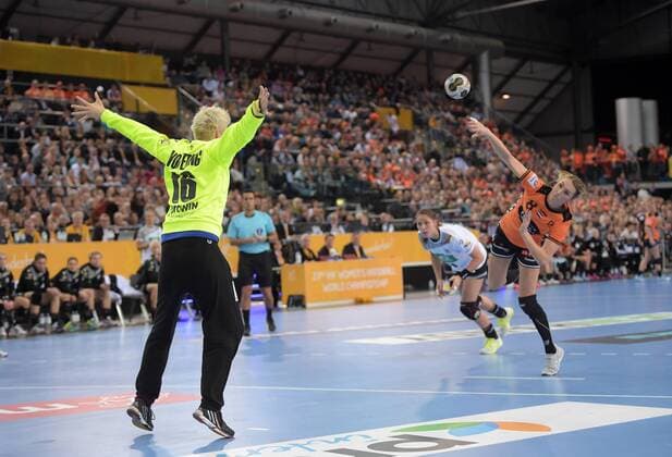 Torfrau Clara Woltering beim Siebenmeter von Lois Abbingh (NED 8) beim Spiel Deutschland (GER) vs Niederlande (NED), Handball, Frauen, Vorrunde IHF Weltmeisterschaft, Leipzig, 08.12.2017 Leipzig Copyright: xModlax Eibner-Pressefotox EP_cma