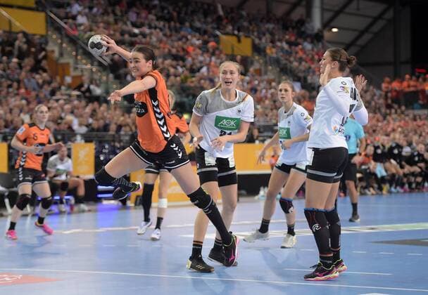 Laura Van der Heijden (NED 6), Nadja Mansson (GER 21), Julia Behnke (GER 13) (l-r) beim Spiel Deutschland (GER) vs Niederlande (NED), Handball, Frauen, Vorrunde IHF Weltmeisterschaft, Leipzig, 08.12.2017 Leipzig Copyright: xModlax Eibner-Pressefotox EP_cma